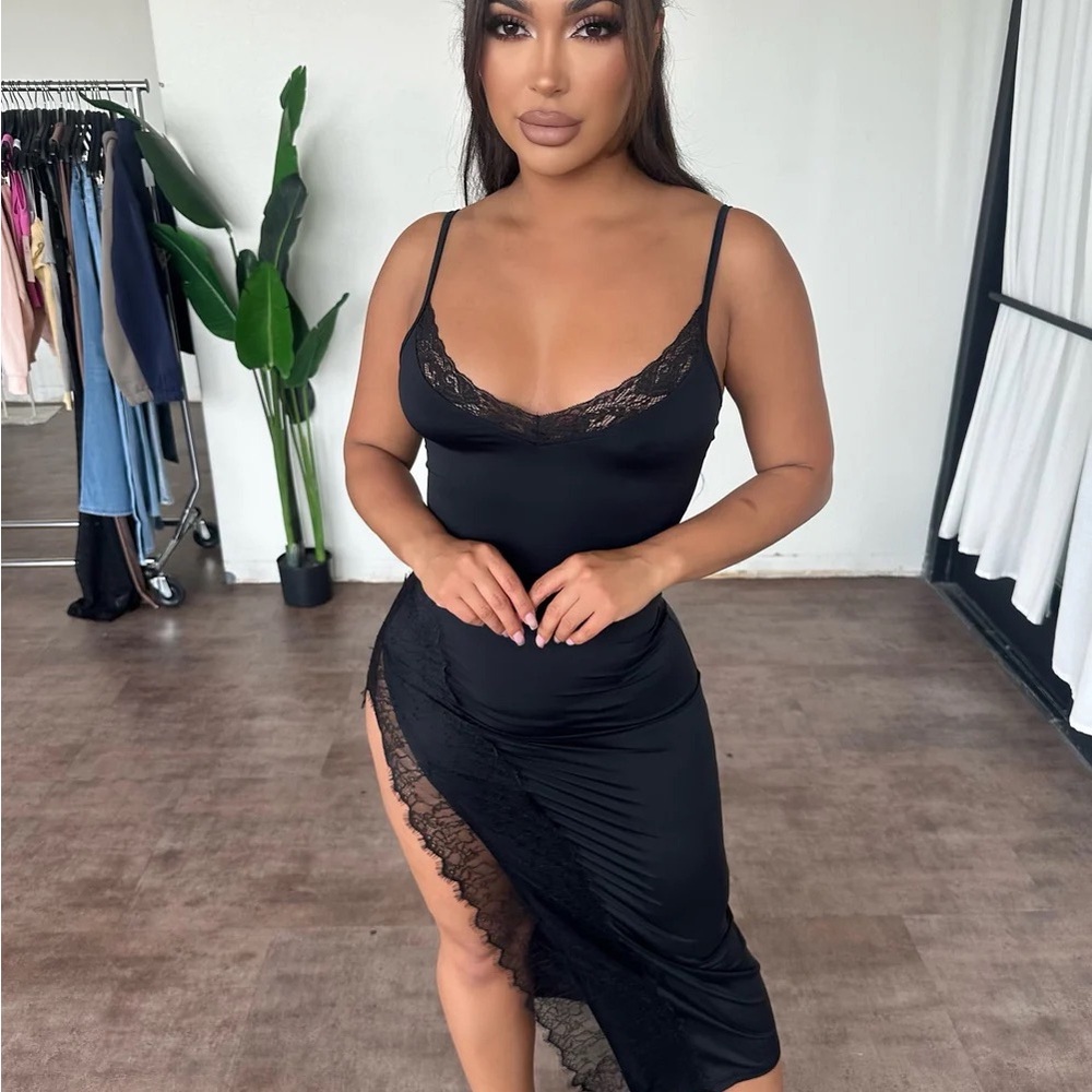 SEXY LACE MAXI DRESS - BLACK